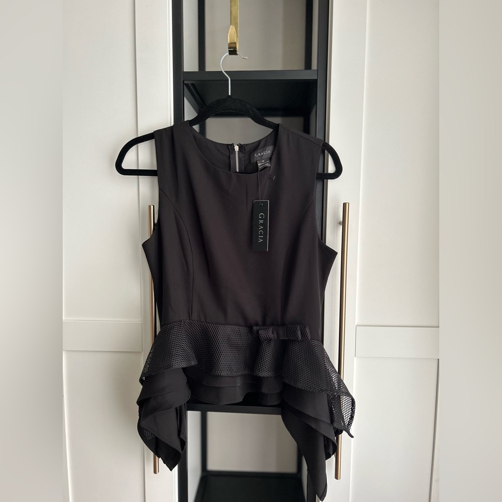 BRAND NEW! Black no-sleeve blouse with ruffle trim at bottom. By Gracia size M.